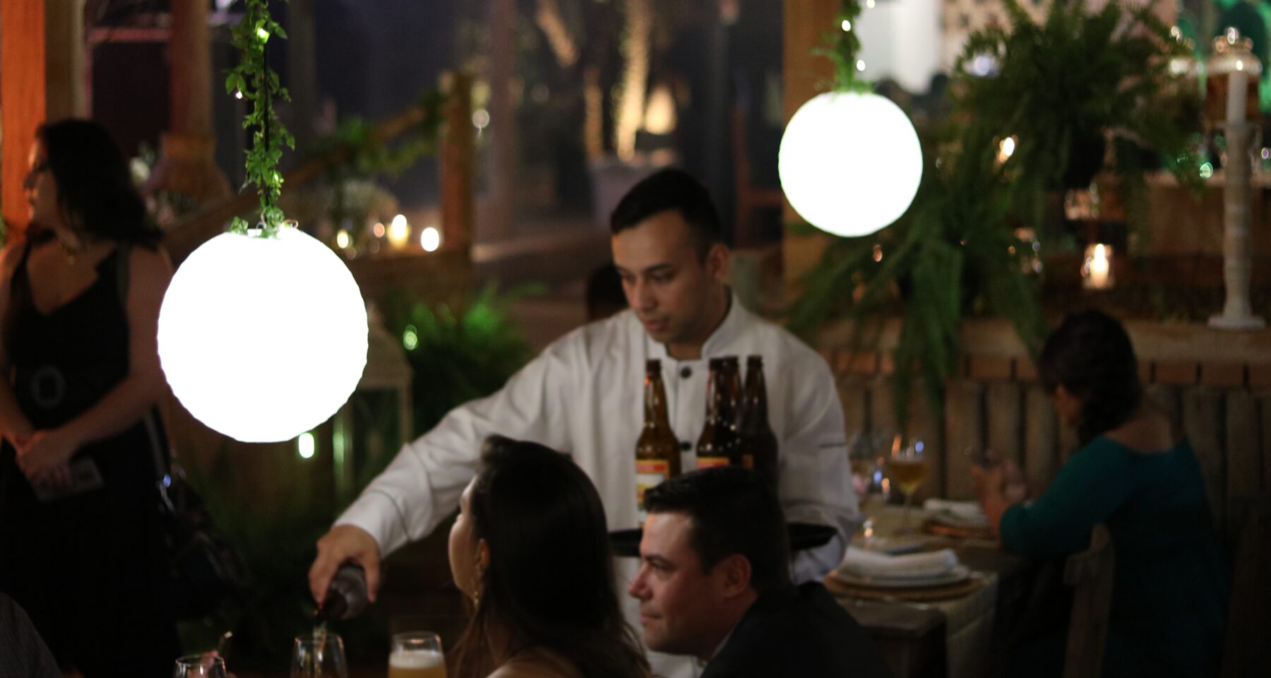 Área externa com luzes e mesas decoradas